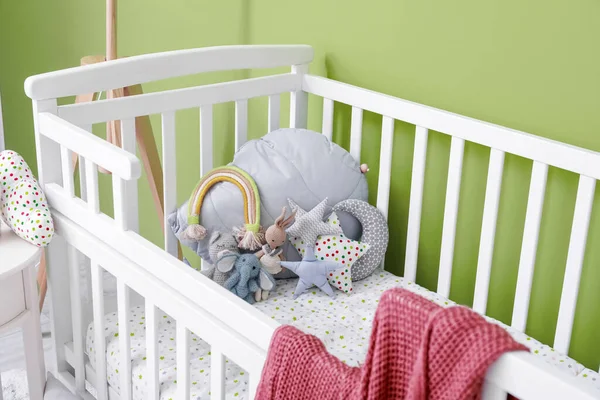 Comfortabele Wieg Met Zacht Speelgoed Buurt Van Kleur Muur — Stockfoto