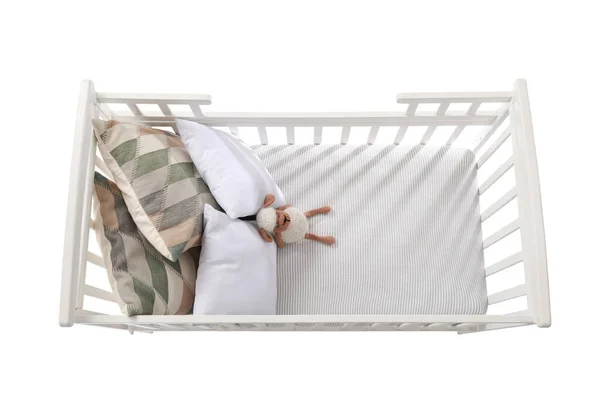 白色背景的有枕头和玩具羊的时髦婴儿床 — 图库照片