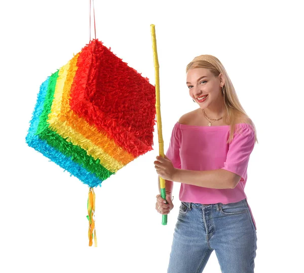 Feliz Joven Rompiendo Piñata Mexicana Sobre Fondo Blanco — Foto de Stock