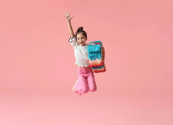Kleines Mädchen Mit Mexikanischer Pinata Springt Auf Farbigem Hintergrund — Stockfoto