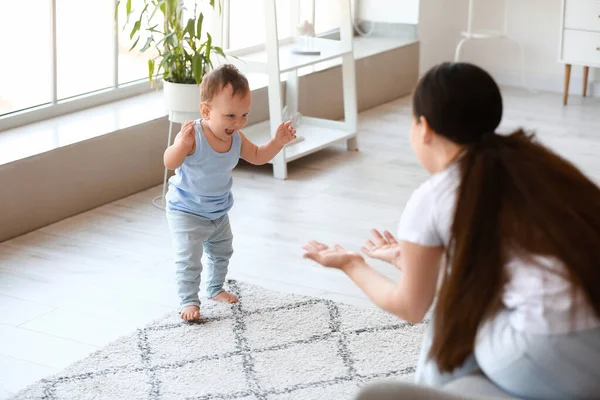 Little Baby Boy Learning Walk His Mother Home — Stock Photo, Image