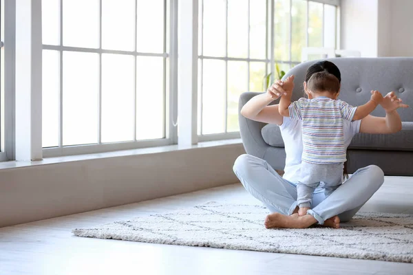 Little Baby Boy Learning Walk His Mother Help Home — Stock Photo, Image