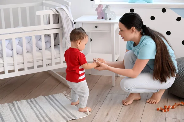 Little Baby Boy Learning Walk His Mother Help Home — Stock Photo, Image