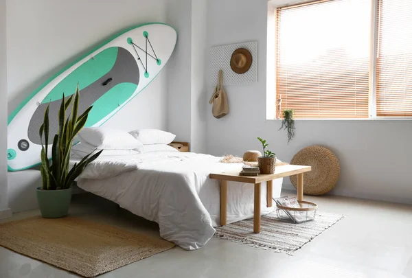 Interior Quarto Com Placa Surf Sup Parede Luz — Fotografia de Stock