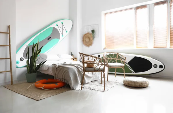 白墙附近设有冲浪板的轻便卧房室内 — 图库照片