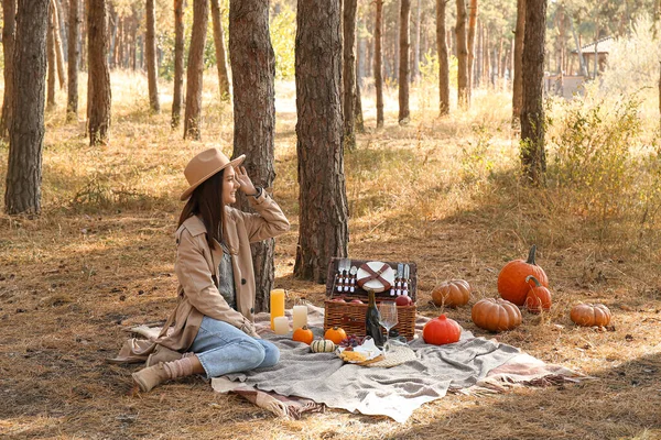 Young Woman Having Romantic Picnic Forest Autumn Day — Zdjęcie stockowe