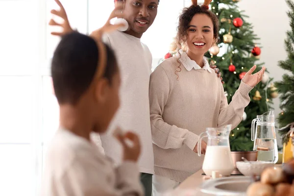 Afroamerikansk Familj Förbereder God Varm Choklad Köket Julafton — Stockfoto