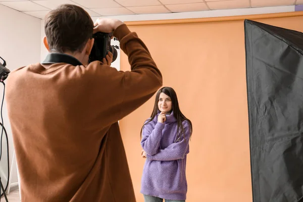 Stüdyoda Genç Bir Kadının Fotoğrafını Çeken Erkek Fotoğrafçı — Stok fotoğraf