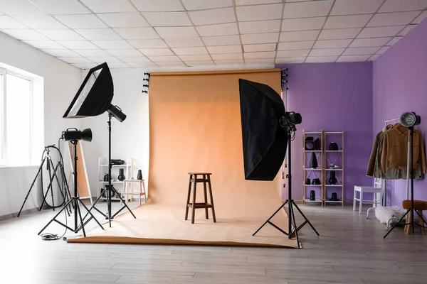 Beleuchtungsanlage Hocker Und Beiges Cyclorama Modernem Fotostudio — Stockfoto