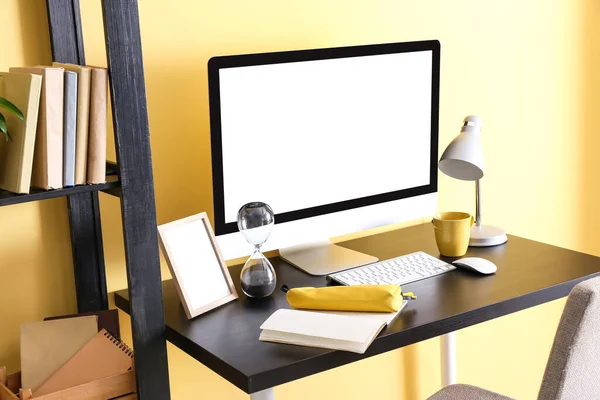 Stilvoller Arbeitsplatz Mit Modernem Computer Tasse Lampe Und Notizbuch Wandnähe — Stockfoto