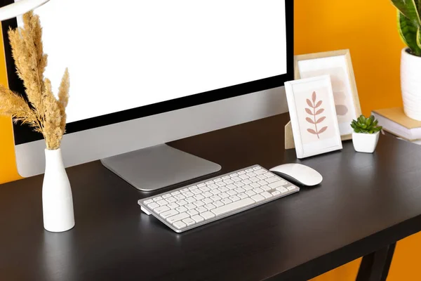 Computador Moderno Decoração Elegante Mesa Escura — Fotografia de Stock