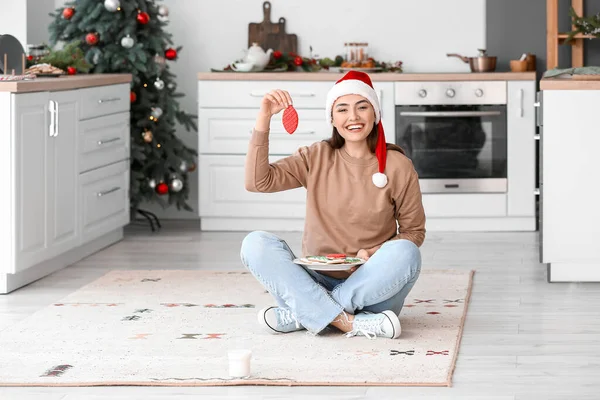 Happy Young Woman Santa Hat Holding Plate Gingerbread Cookies Home — Stock Photo, Image