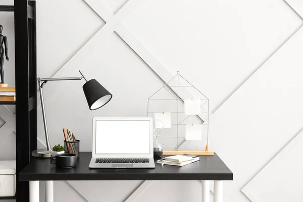 Modern Laptop Lampa Brevpapper Och Kopp Kaffe Bordet Rummet — Stockfoto