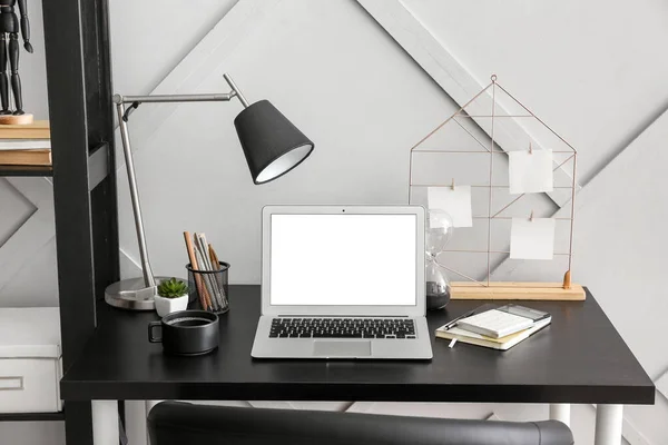 Arbetsplats Med Modern Laptop Lampa Brevpapper Och Kopp Kaffe Nära — Stockfoto