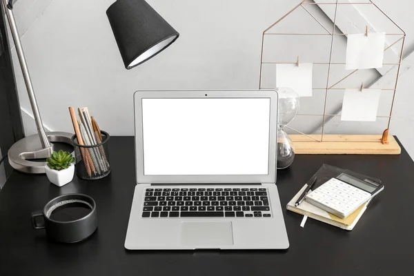 Современный Ноутбук Лампа Канцелярские Принадлежности Чашка Кофе Столе — стоковое фото