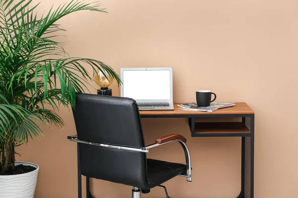 Comfortabele Werkplek Met Moderne Laptop Beker Tijdschriften Buurt Van Kleur — Stockfoto