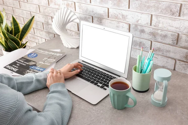 Mulher Trabalhando Com Laptop Moderno Mesa Close — Fotografia de Stock