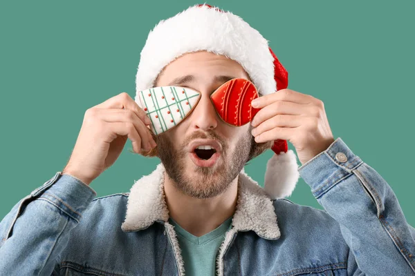 ชายหน มตลกในหมวกซานต ขนมป งบนพ นหล — ภาพถ่ายสต็อก