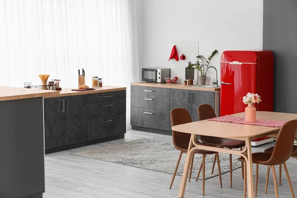 带有红色冰箱 柜台和餐桌的现代化厨房的内部 — 图库照片