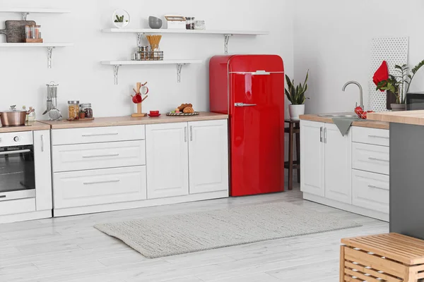赤冷蔵庫 カウンター 棚付きのライトキッチンのインテリア — ストック写真
