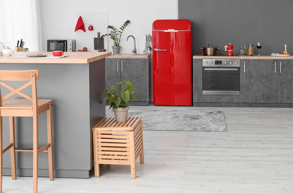 Interieur Van Moderne Keuken Met Rode Koelkast Aanrecht Pegboard — Stockfoto