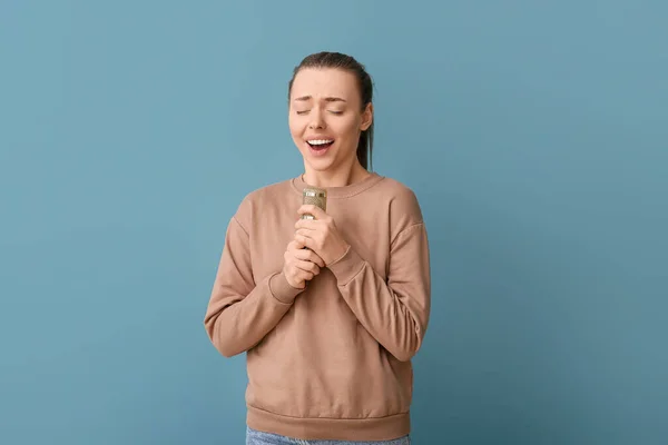 Młoda Kobieta Profesjonalnym Mikrofonem Śpiewa Niebieskim Tle — Zdjęcie stockowe