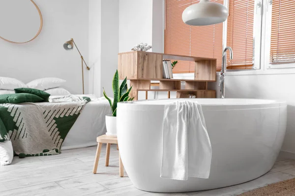 Interieur Eines Modernen Schlafzimmers Mit Badewanne — Stockfoto