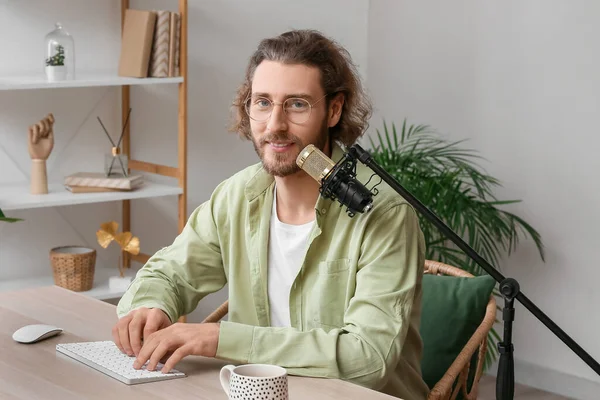 Male Blogger Using Computer Microphone Home — Stock Photo, Image