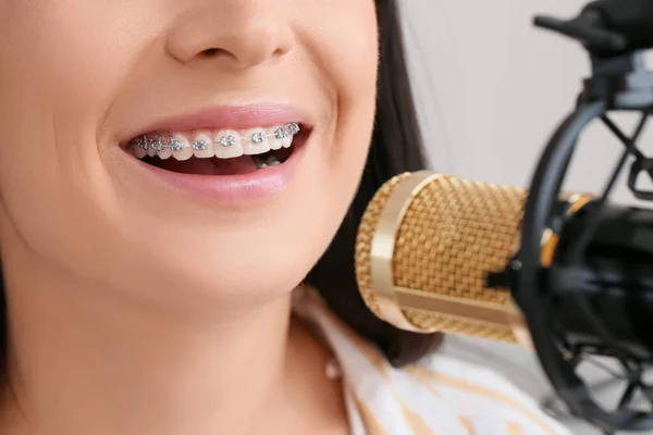 Femme Avec Appareil Dentaire Microphone Gros Plan — Photo