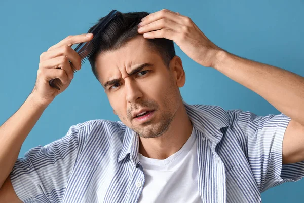 Jovem Preocupado Pentear Cabelo Fundo Azul Close — Fotografia de Stock