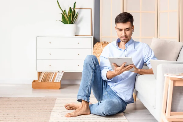 Young Barefooted Man Reading Magazine Home — Stock Photo, Image
