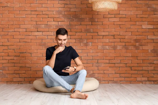 Mladý Bosý Muž Sedí Váčku Cihlové Zdi — Stock fotografie