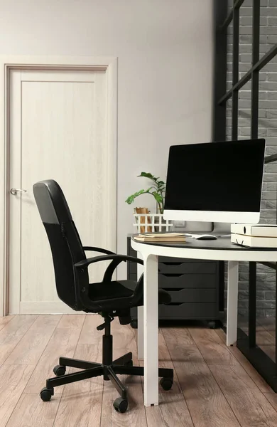 Arbeitsplatz Mit Modernem Computer Und Notebooks Auf Dem Tisch Büroinnenraum — Stockfoto