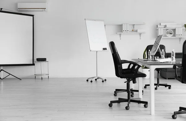 Mesa Com Computador Moderno Cadeiras Interior Sala Conferências — Fotografia de Stock