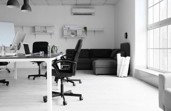 Table Modern Computers Bottles Water Conference Room Interior — Stock Photo, Image