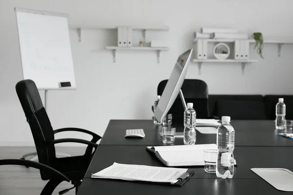 Mesa Com Computador Moderno Garrafas Água Sala Conferências — Fotografia de Stock