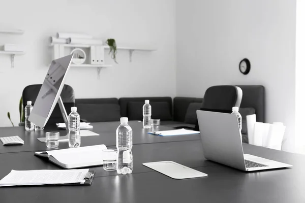 Table Modern Computers Bottles Water Conference Room — Foto Stock