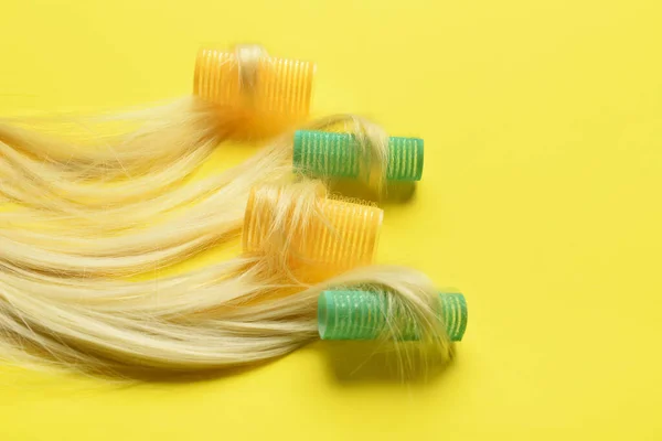 Cabello Rubio Hebras Con Rizadores Sobre Fondo Amarillo Primer Plano — Foto de Stock