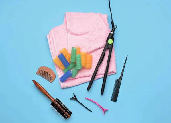 Moderne Friseurwerkzeuge Und Lockenwickler Auf Farbigem Hintergrund — Stockfoto