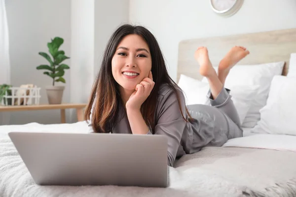 Young Asian Barefoot Woman Using Laptop Bed Home — Stock Photo, Image