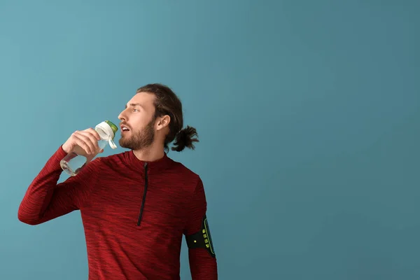 Sporty Man Drinking Water Color Background — Stock Photo, Image