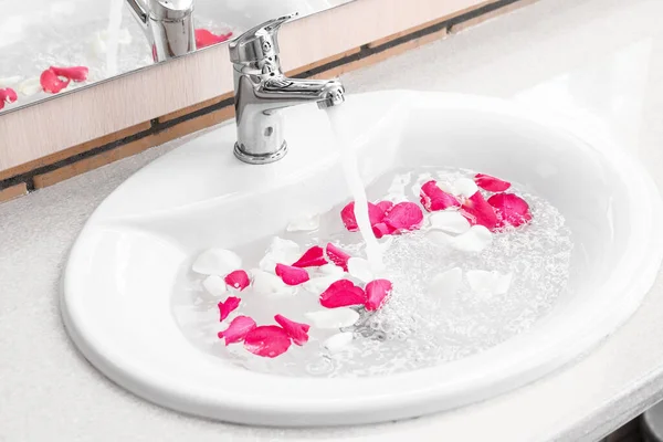 Sink Water Rose Petals Closeup — Stock Photo, Image