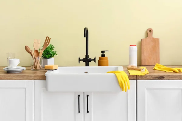 Counter Rubber Gloves Sink Kitchen Utensils Color Wall — Stock Photo, Image