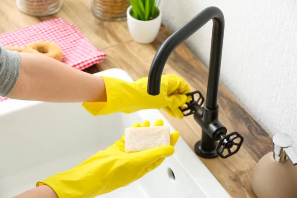 Kobieta Gumowych Rękawiczkach Moczenie Mydła Zlewie Zbliżenie — Zdjęcie stockowe