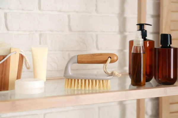 Body Massage Brush Bottles Cosmetic Products Shelf White Brick Wall — Stock Photo, Image