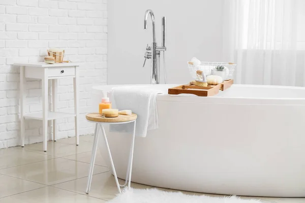 Baignoire Moderne Avec Plateau Différentes Fournitures Sur Table Dans Intérieur — Photo