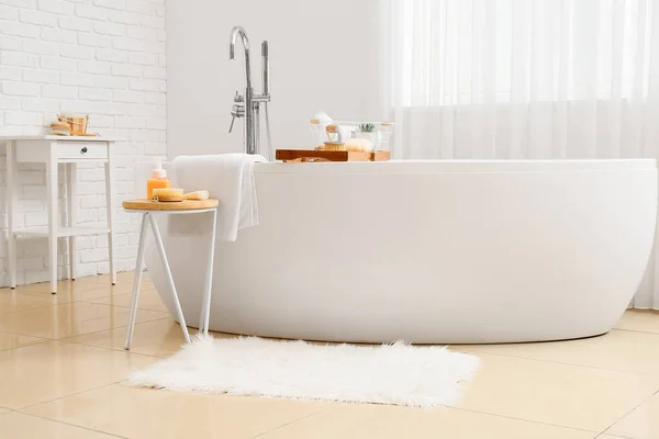 Bañera Moderna Con Bandeja Diferentes Suministros Mesa Interior Del Baño —  Fotos de Stock