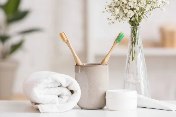 Holder Toothbrushes Jar Cream Rolled Towel Table — Foto Stock