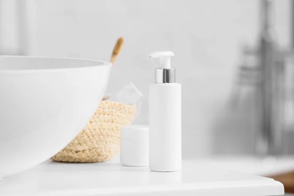 Bottle Cosmetic Product Table Sink — Zdjęcie stockowe