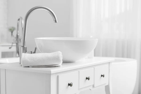 Tisch Mit Modernem Waschbecken Und Handtuch Badezimmer — Stockfoto